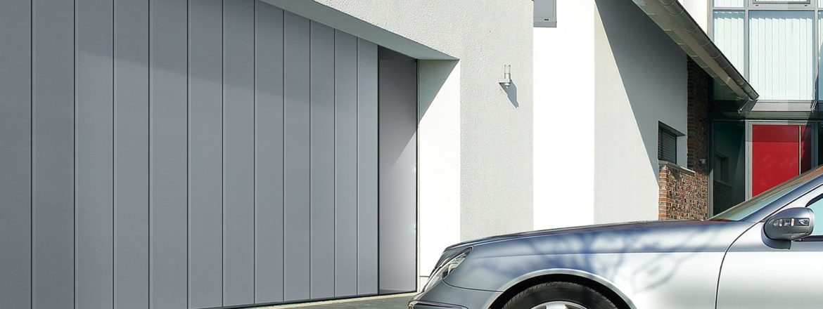 Porte de garage à déplacement latéral avec motorisation murale